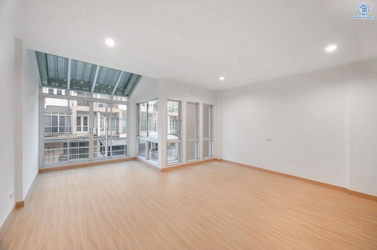 บ้านมือสองตกแต่งใหม่ โครงการ วิสต้าปาร์ค แจ้งวัฒนะ ทาวน์โฮม 3 ชั้น จากแบรนด์ SC Asset บนเนื้อที่ 22.9 ตร.ว. ฟังก์ชัน 3 ห้องนอน 3 ห้องน้ำ จอดรถได้ 2 คัน บนทำเลโซนเมือง บนทำเลคุณภาพ ติดถนนเลี่ยงเมืองปากเกร็ด ใกล้เซ็นทรัล แจ้งวัฒนะ, เมืองทองธานี, จุดขึ้นทางด่วน "แจ้งวัฒนะ" และรถไฟฟ้าสายสีชมพู "สถานีสามัคคี"